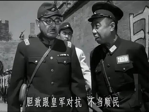 王宝强与美女合照，也不把胡子刮干净。
如果鼻子底下的胡须还浓一点，戴上一小黄帽，