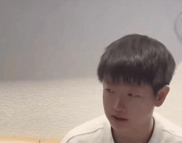 哈哈，笑死我了！看到莎莎给那个人白眼🙄，简直太逗了！😆

一开始那个人还坐着