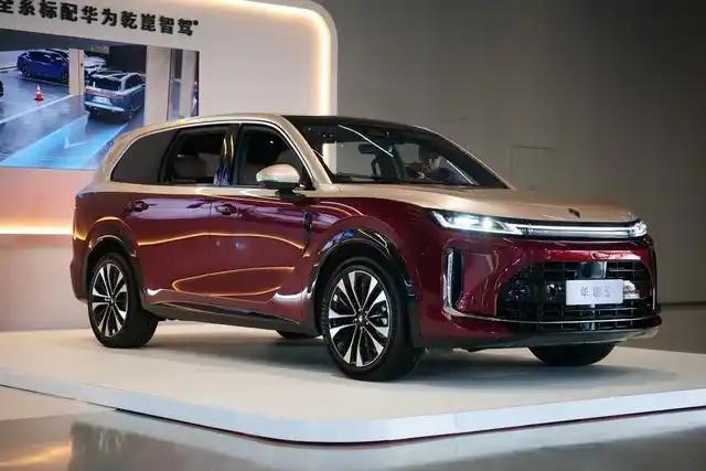 全系标配：把高阶智驾做成“基础课”

华境S全系标配华为乾崑智能解决方案，涵盖乾