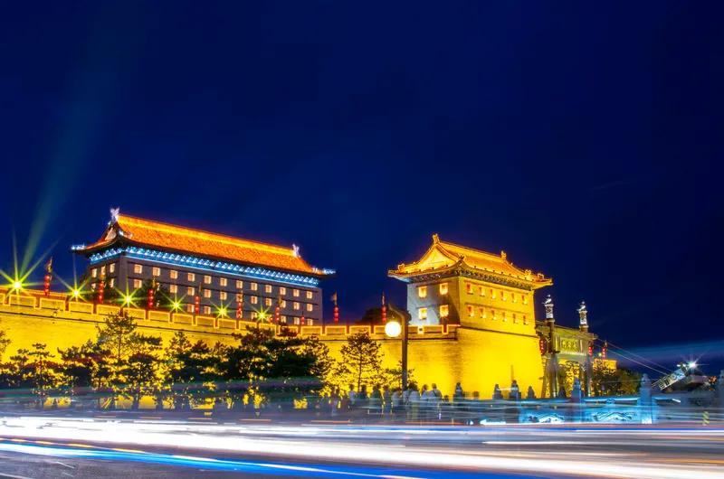 游长安
长安寅夜晚风轻，
幻彩霓虹同月明。
踏遍长街何处是，
大唐盛世风韵存。