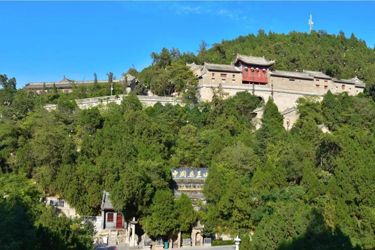 春日药王山，古柏抽新芽，山桃、牡丹漫山开，花香混着柏香与药香。石阶蜿蜒，摩崖石刻