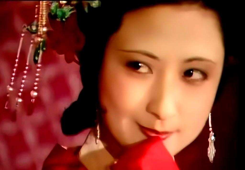 提到《红楼梦》里贾琏和尤二姐那档子事，以前大家都盯着“风流”“水性杨花”骂，现在