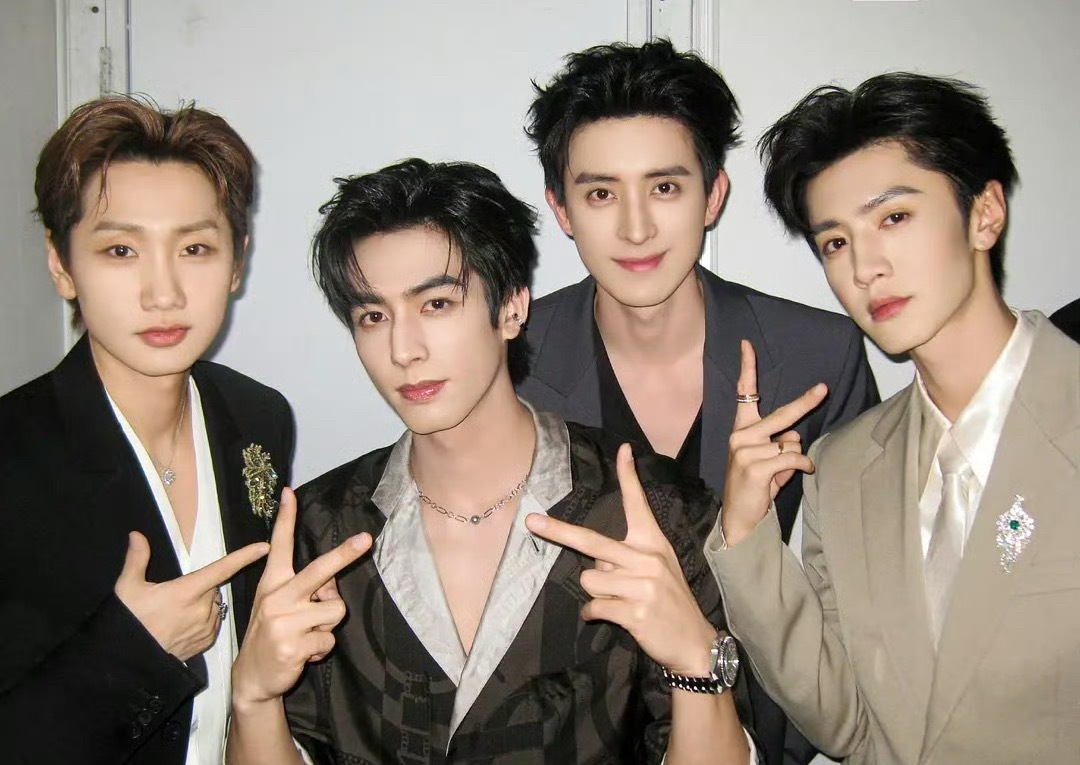 陈哲远、敖瑞鹏、宋威龙、汪苏泷的同框图，谁帅到你了？微博之夜