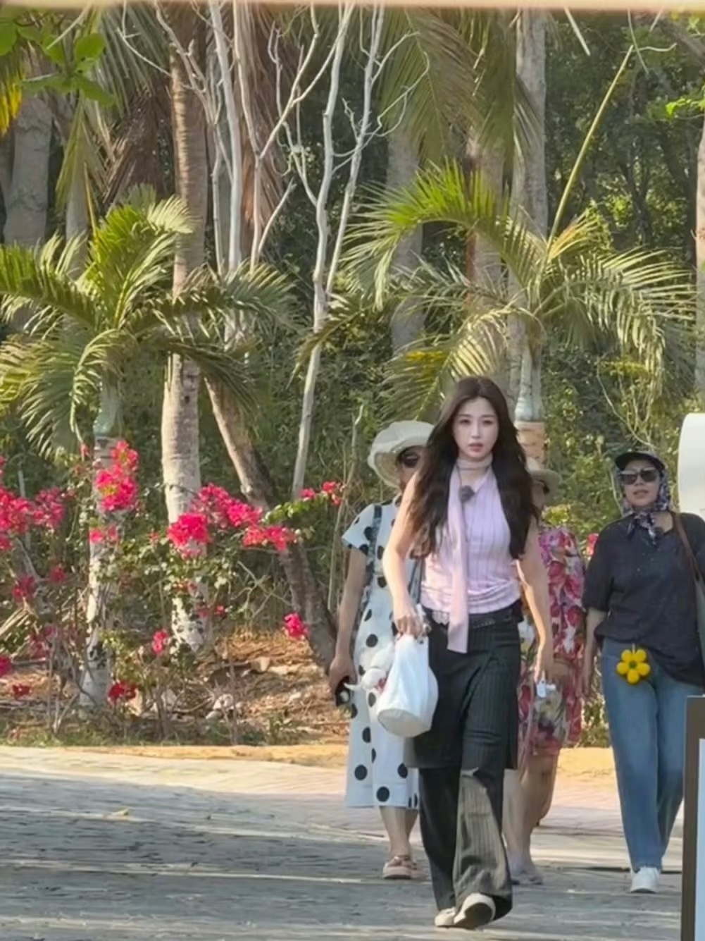 终于知道为啥一直觉得虞书欣走路姿势很熟悉了原来是嗯哼大王小时候抱过我虞书欣[超话
