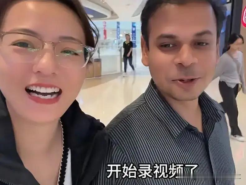 东北姑娘丹丹为了当网红，不惜身体找印度男人愽主来点红！敬业[赞]！你应该带着你父