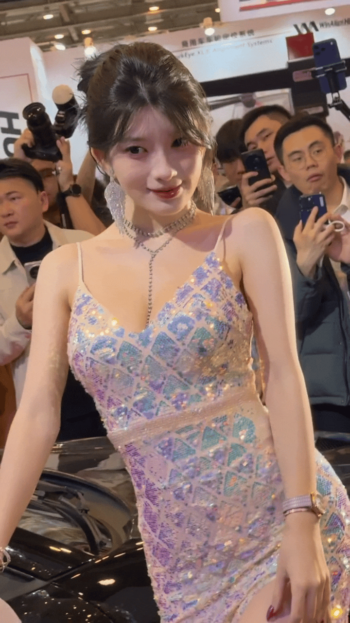 车模小姐姐也很享受这种成为全场焦点的感觉吧！