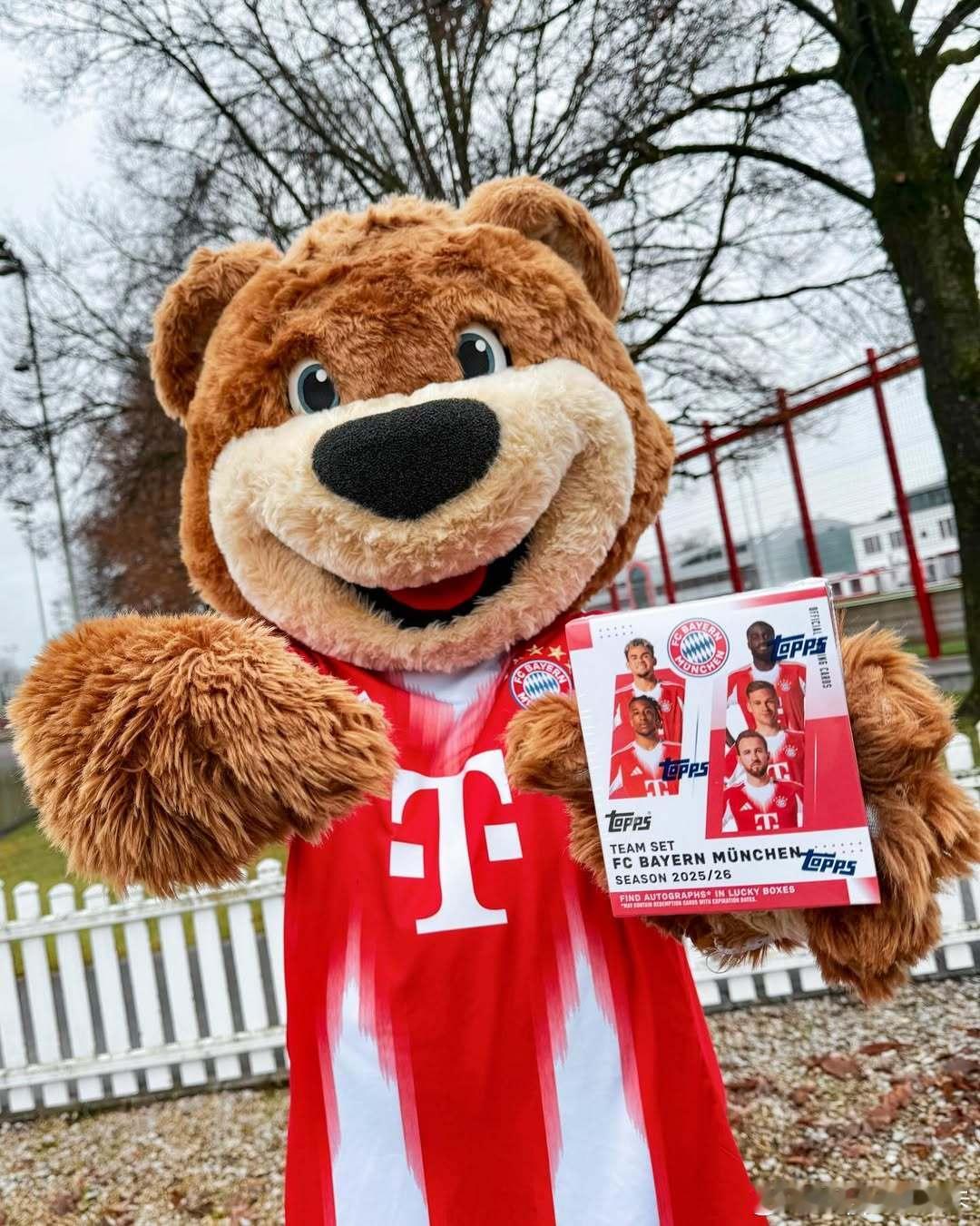 👀 拜仁球迷必入手的新年礼物来了！Topps 全新 2025/26 拜仁慕尼黑