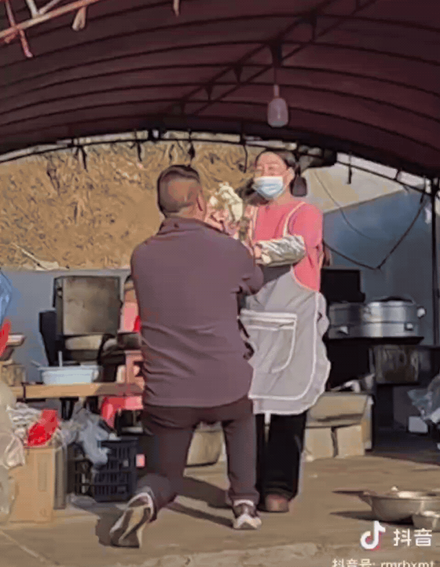 人民日报点赞了！云南昭通一场婚礼上，一位大哥的举动，让无数人重新相信爱情。婚礼现