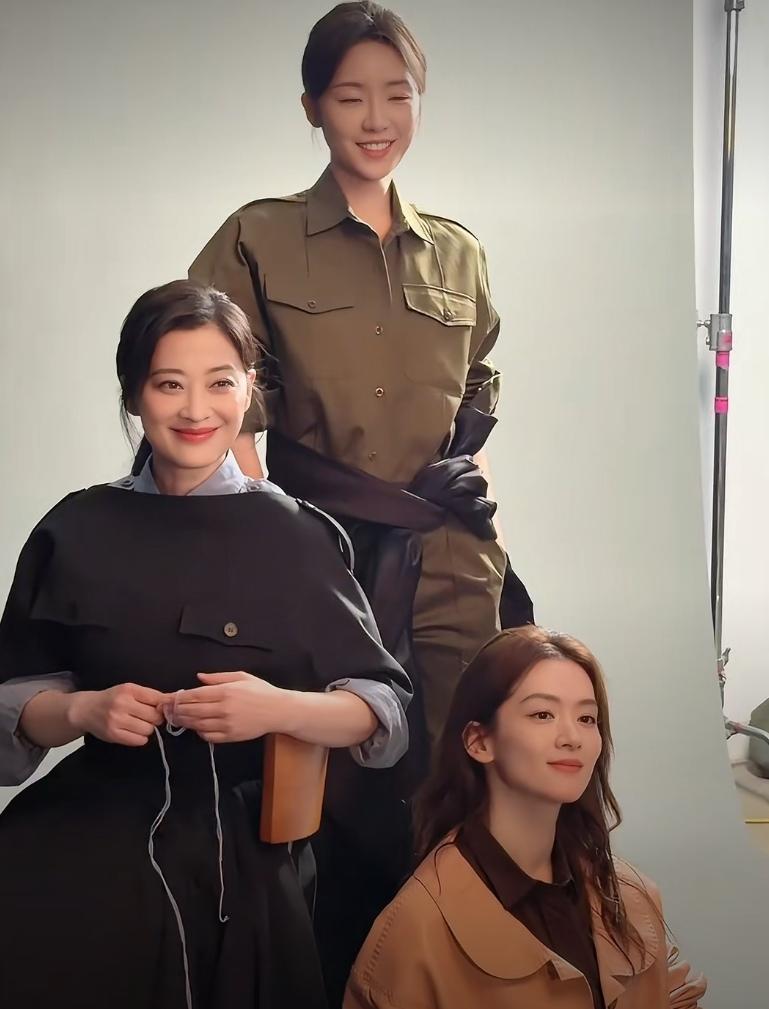 因为《好好的时光》，因为拍大片，梅婷陈昊宇张月三大美女同了个框，你们觉得谁更美？