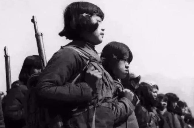抗战时期，乡亲们正合伙挖开一个土坑，里面埋着一个女人，她叫陈杰英，不久前被日本人