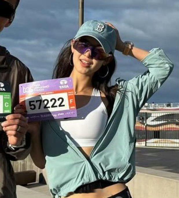 好阳光明媚的少女啊