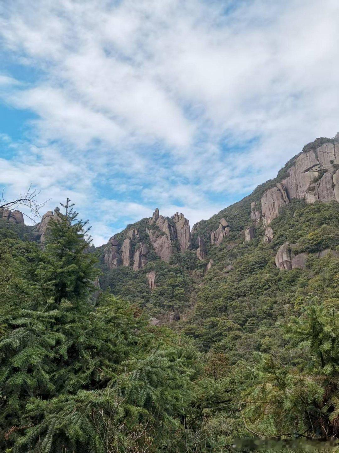 旅途光影  🏞️ 用镜头记录生活 独自一人，向着后门山进发！🚶♂️✨沿途风景