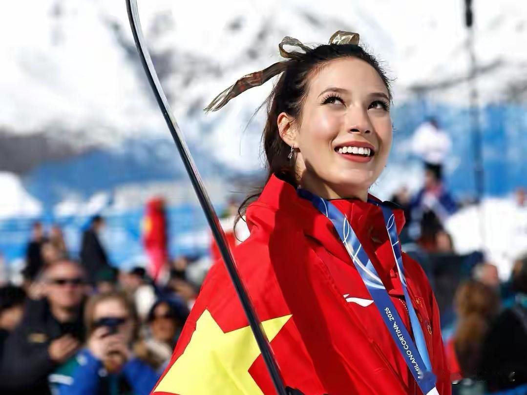 我就知道得有人拿谷爱凌不捡国旗说事…昨天下午当谷爱凌拿到自由式滑雪U型场地技巧比