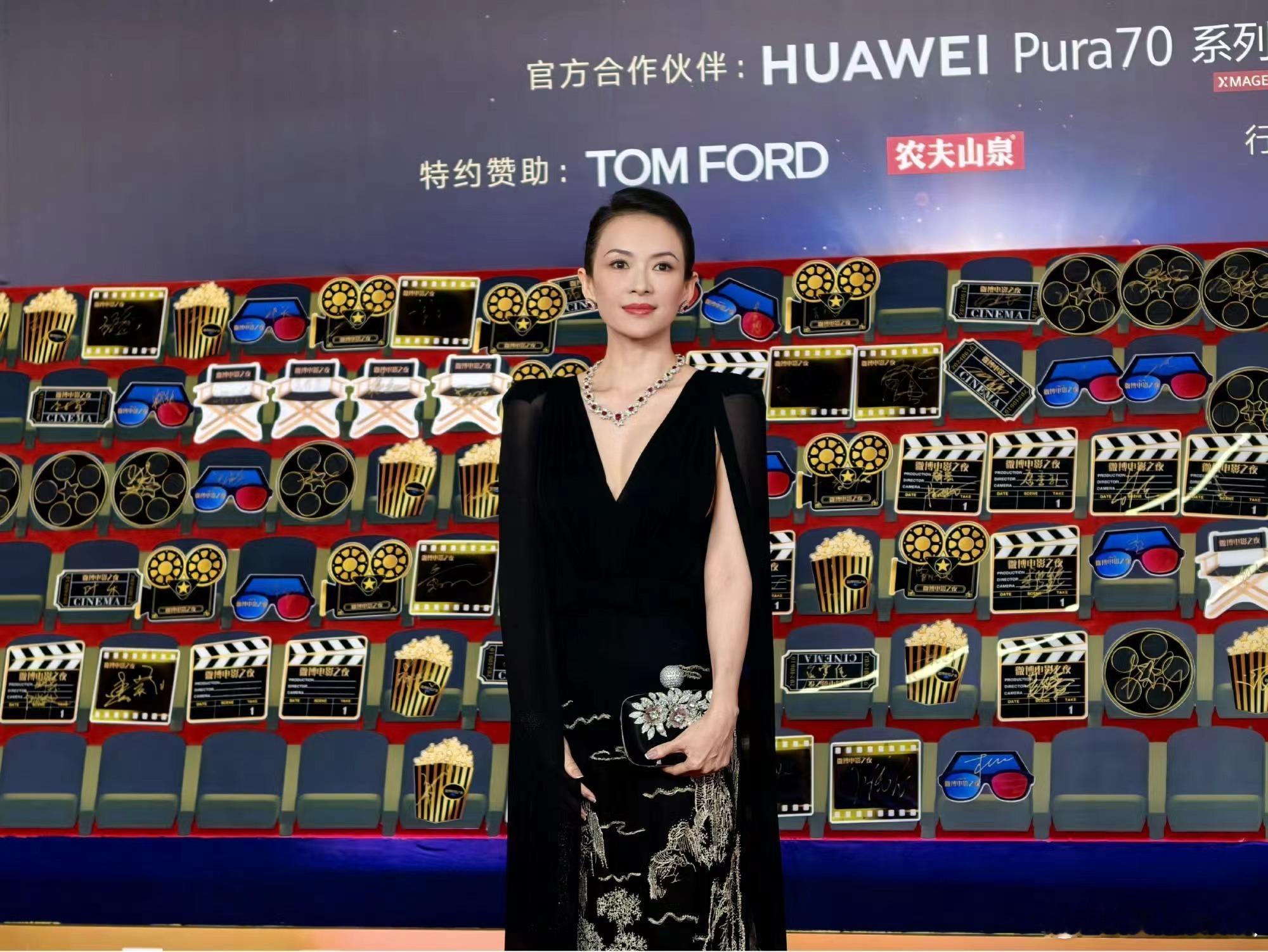 #章子怡 全都是观众的抬爱# 姐值得所有爱！演员章子怡今日压轴出席微博电影之夜红