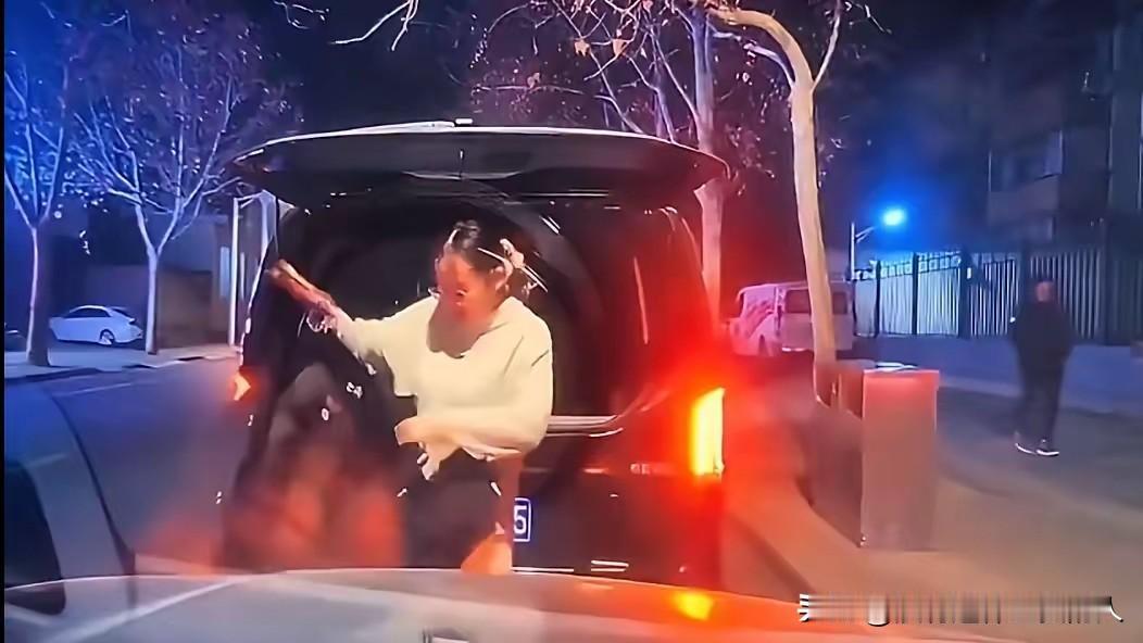 看到“换衣姐”脱掉原来的外套，从后备箱里翻出来一件公安制服，隐约是某某交警，嘴角