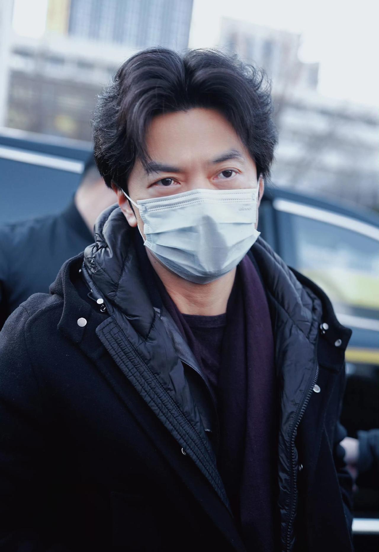 央视春晚彩排空降大咖，李健来了！
看来是真的有歌手不需要一二三次联排的，大咖只需