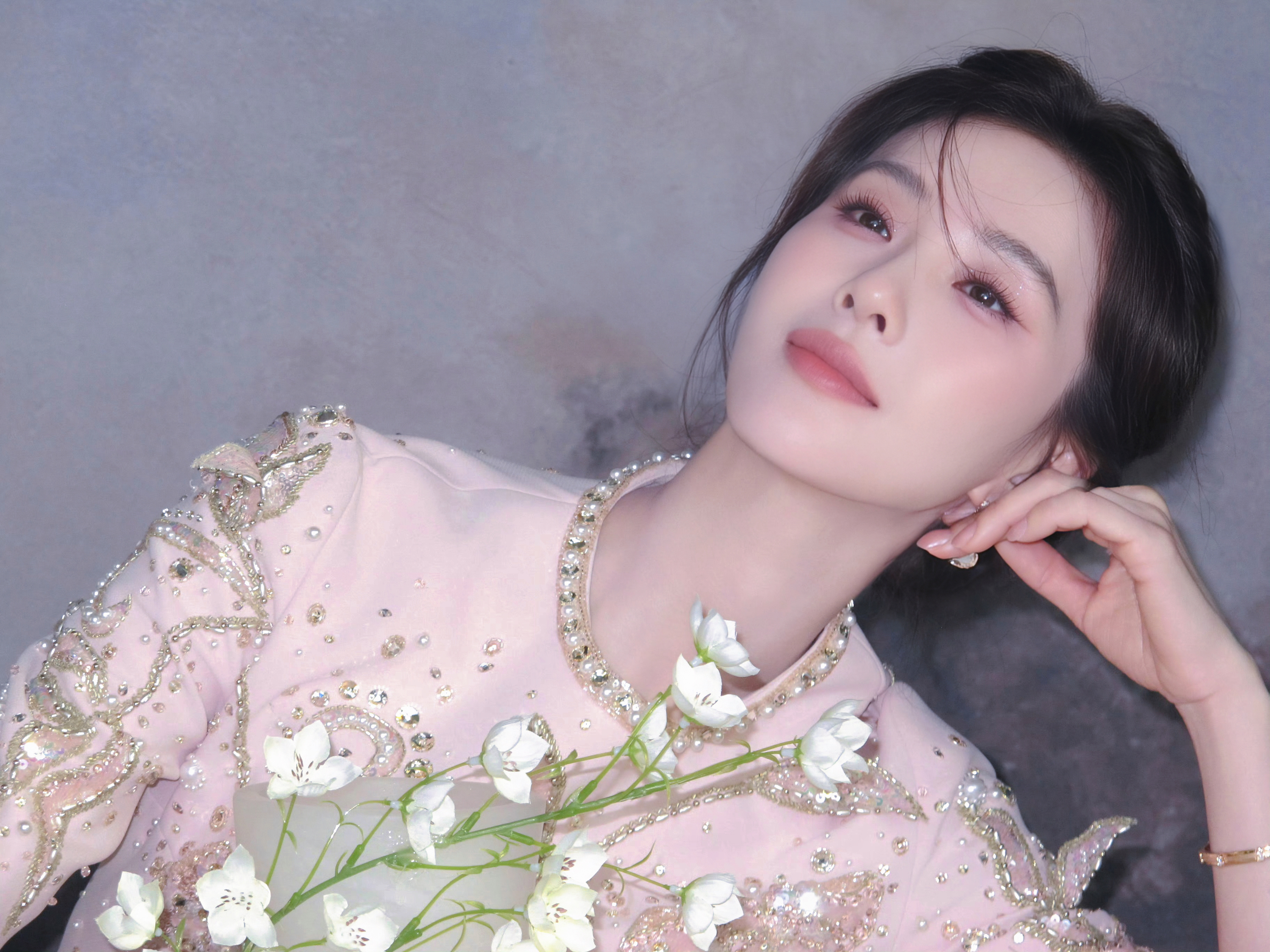 修‖刘诗诗人面桃花相映红一尊粉瓷美人玉 