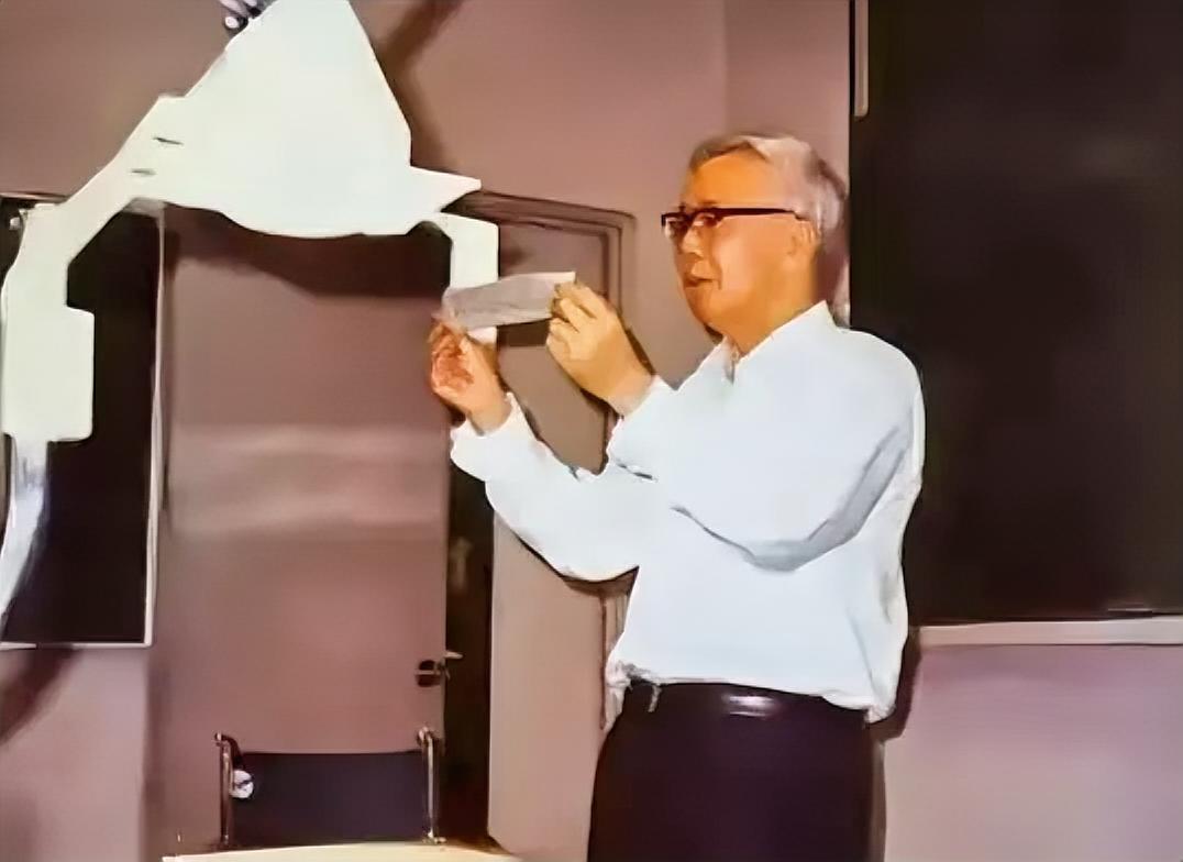 这是他在日本东京进行学术交流的照片。
        他是中国现代数学之父，中国