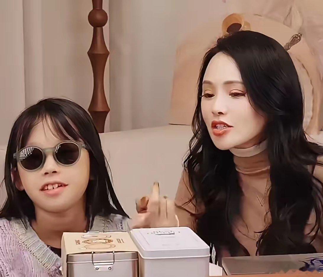 伊能静和秦昊的女儿小米粒，整个脸面和爸爸基本一模一样，父女俩如同复制粘贴。 