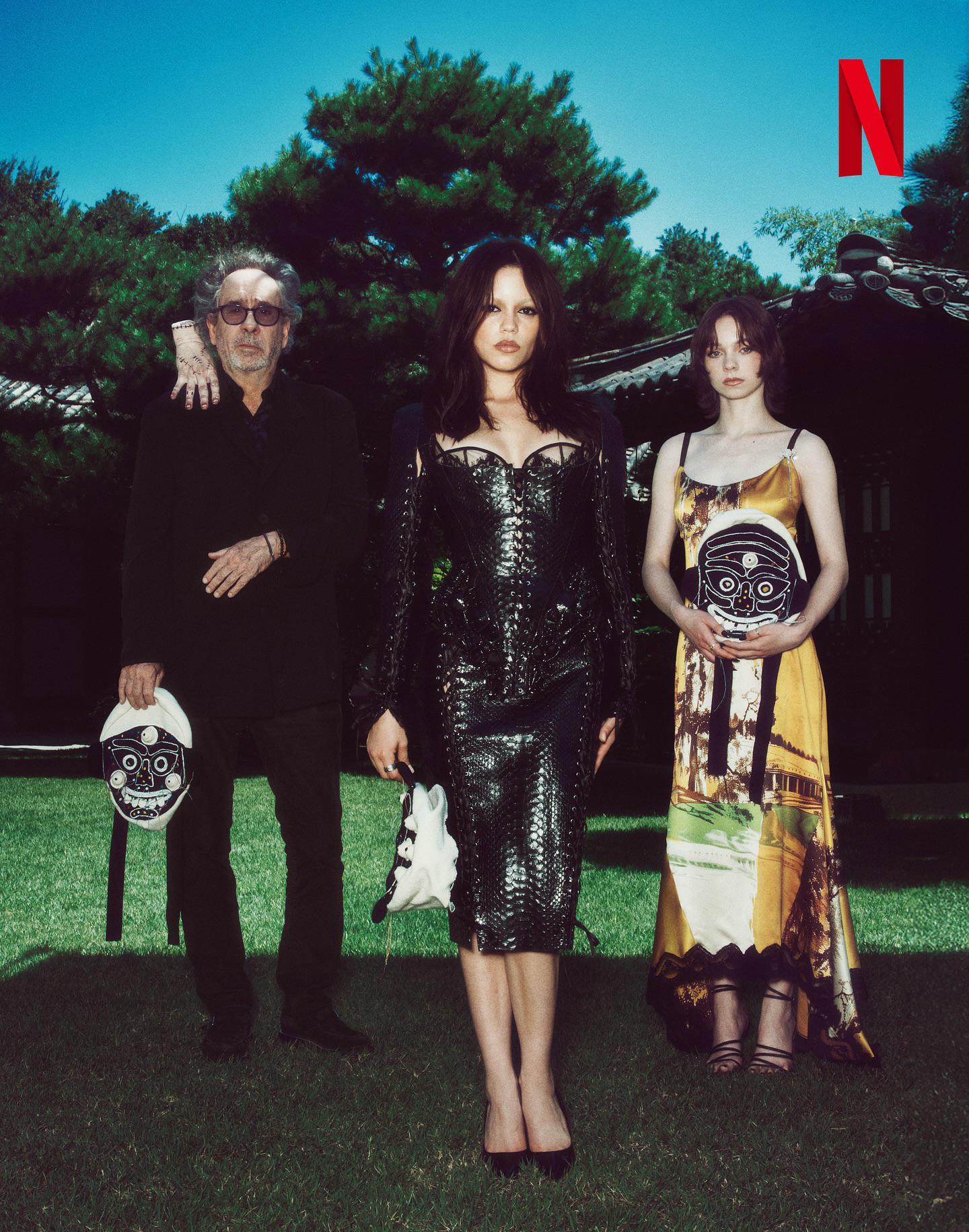 Netflix爆剧星期三第二季珍娜奥尔特加和狼女艾玛迈尔斯、导演蒂姆·波顿、小手