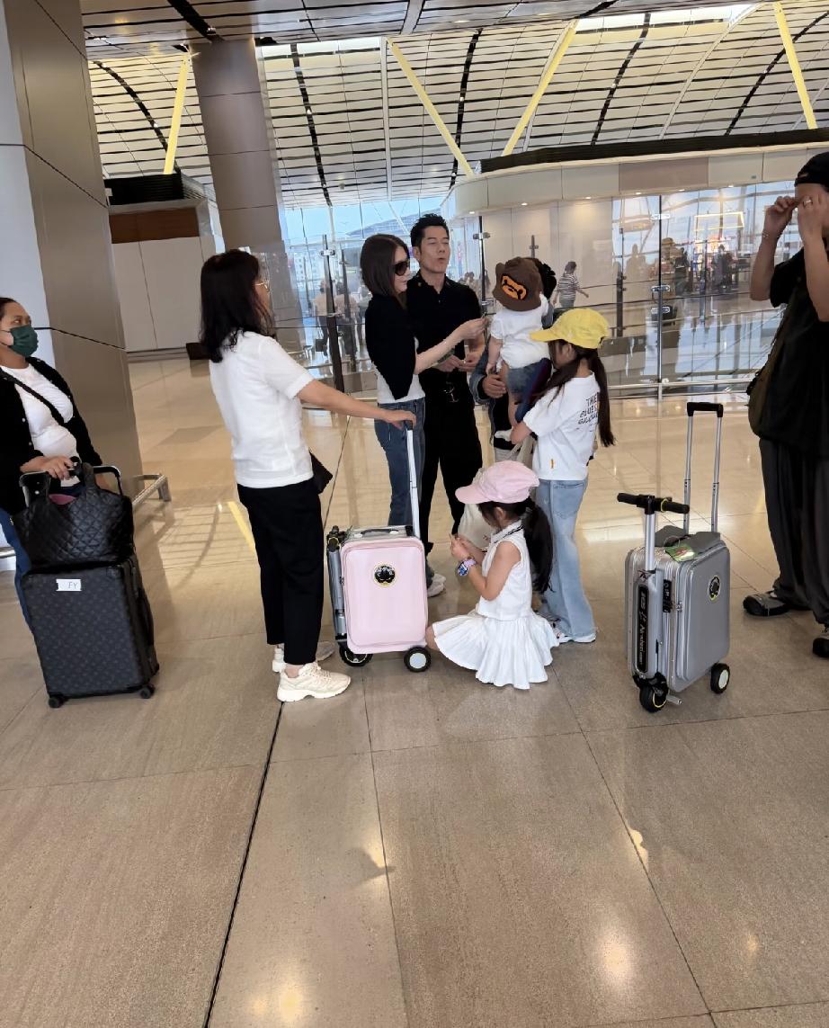 7月16日，郭富城与方媛带着三个女儿现身香港机场，路人镜头下的方媛有双下巴，老态