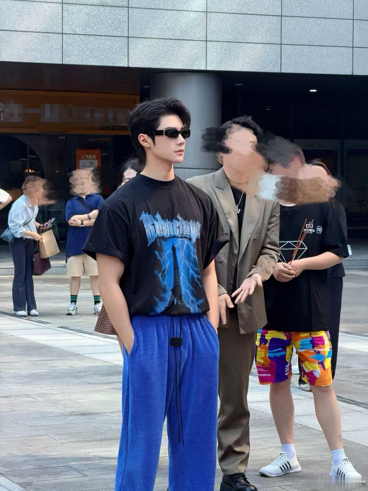 南京偶遇邵巍拍戏 我心中最帅的短男就这样在南京被全世界偶遇！我就说邵巍适合穿西装