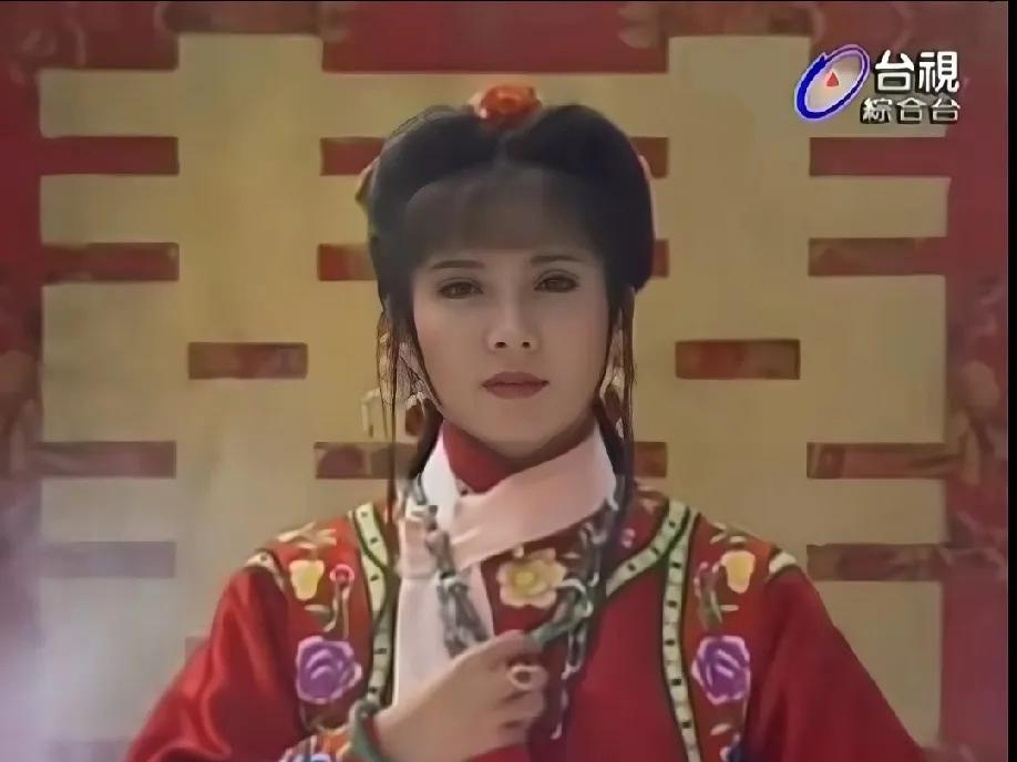 重看《新月格格》里新月敬茶被雁姬泼一脸那段，还是觉得又气又荒谬——
 
堂堂和硕