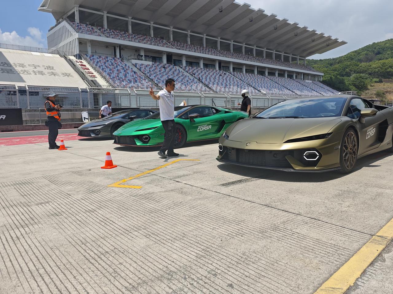 这条赛道有22个弯，高低差24米，尤其那个下坡盲弯，特别“阴险”。很多车手在这里