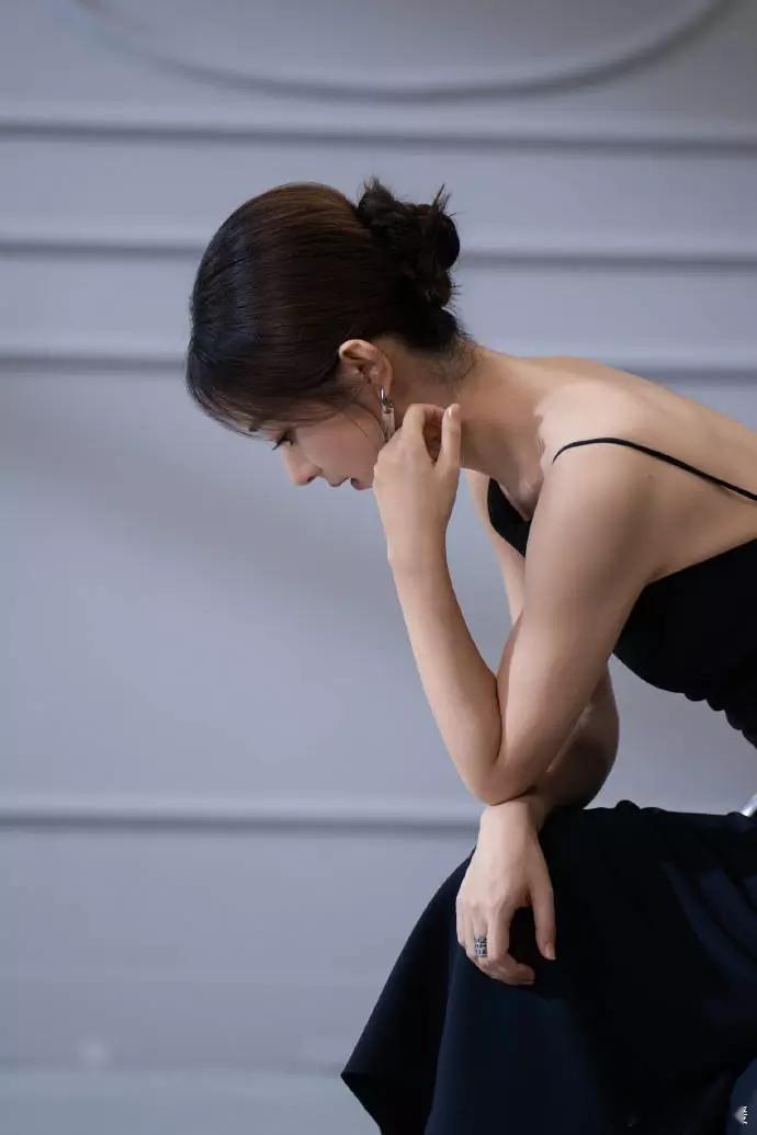 文亦娱乐赵丽颖穿吊带裙勾勒优雅轮廓 眼神清澈又明亮 