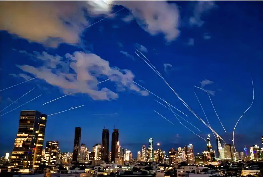 在经过巴基斯坦斡旋达成的美以和伊朗两周的临时停火协议仅生效3小时后就已实质性破裂