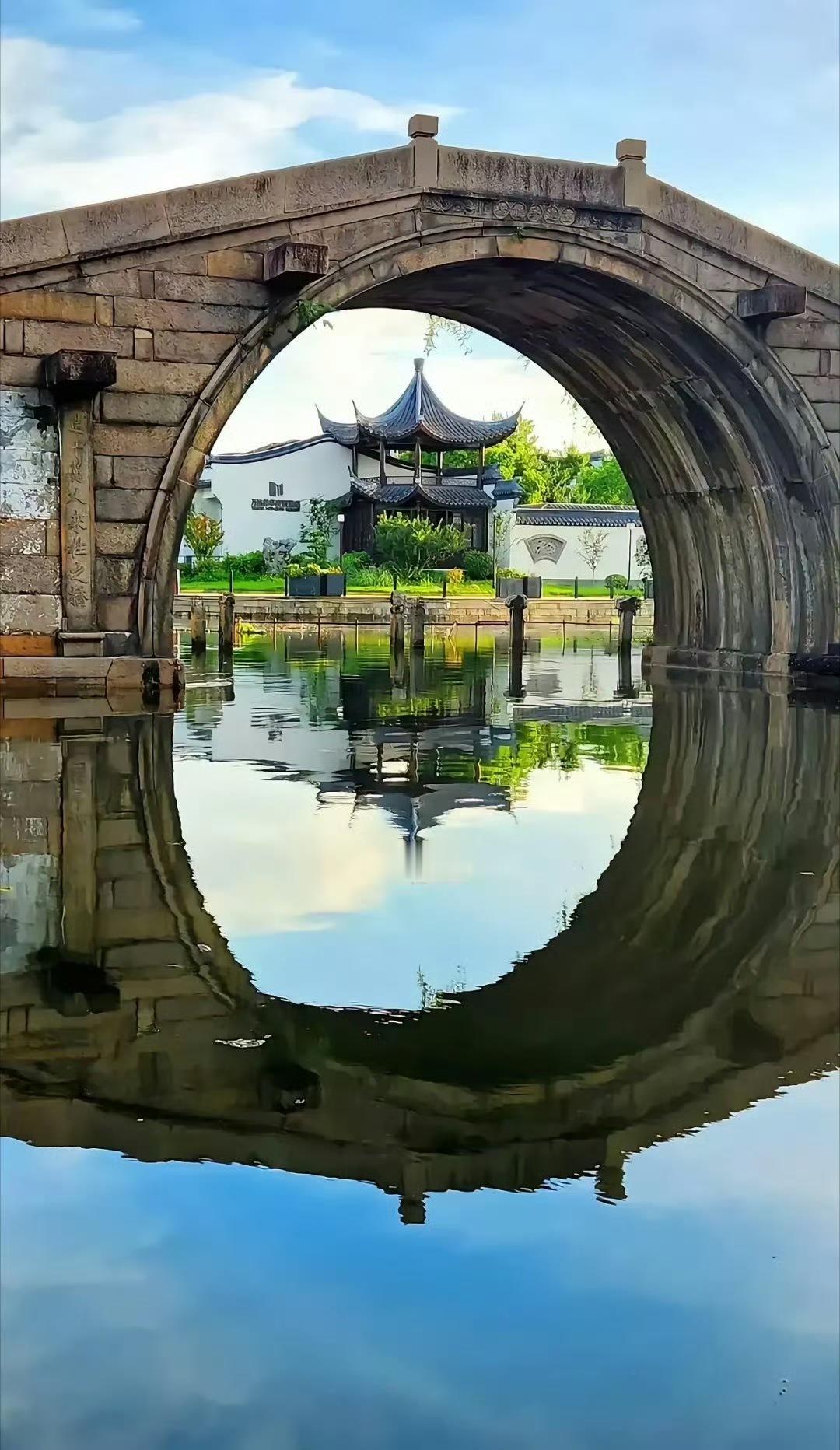 小桥流水，水岸人家。