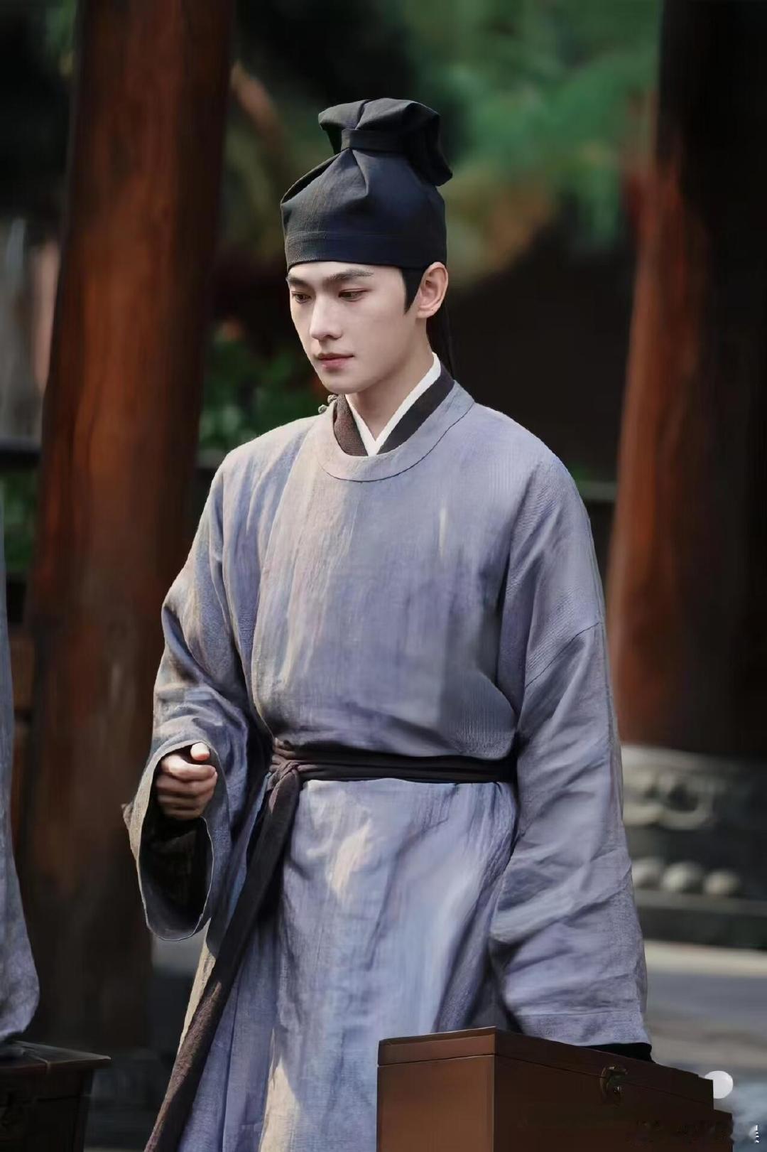 杨洋怎么有人穿小厮衣服都贵气 杨洋穿小厮衣服都贵气成这样杨洋你是自带贵气光环吗？