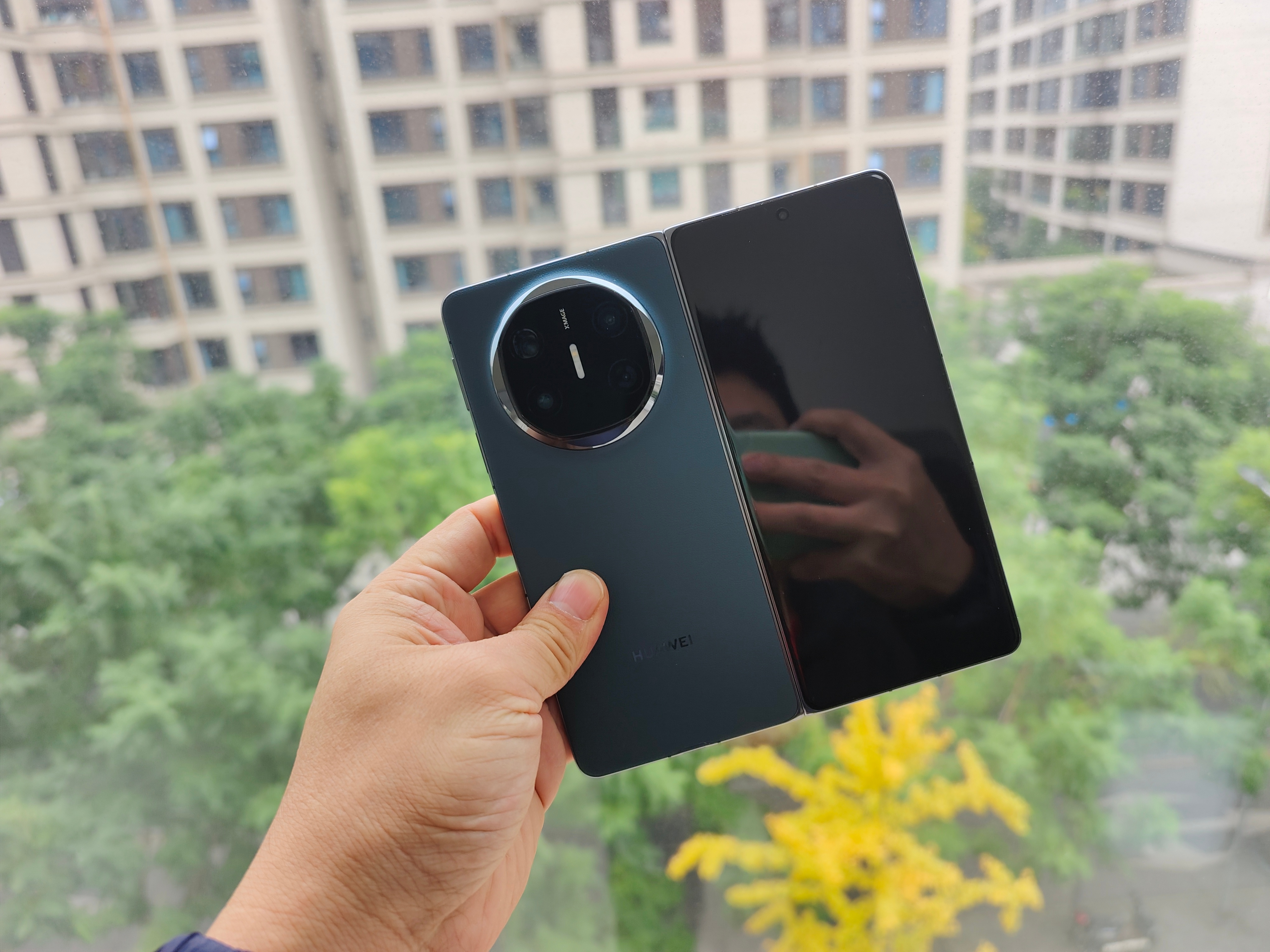 华为MateX6一周使用体验  感觉不愧是华为旗舰机，甚至是整个2024年的压轴