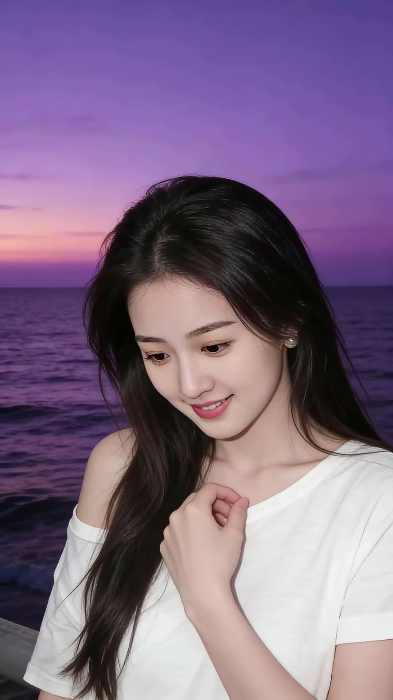 紫霞铺满海边的天空，余晖洒在海面上，波光粼粼，美得醉人。美女静静地站在海边，头微