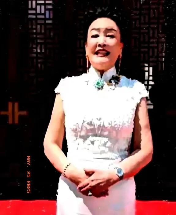 富豪妈妈婚礼致辞，金句引发骂战，背后藏着什么秘密？
张兰在儿子婚礼上说了三句感谢