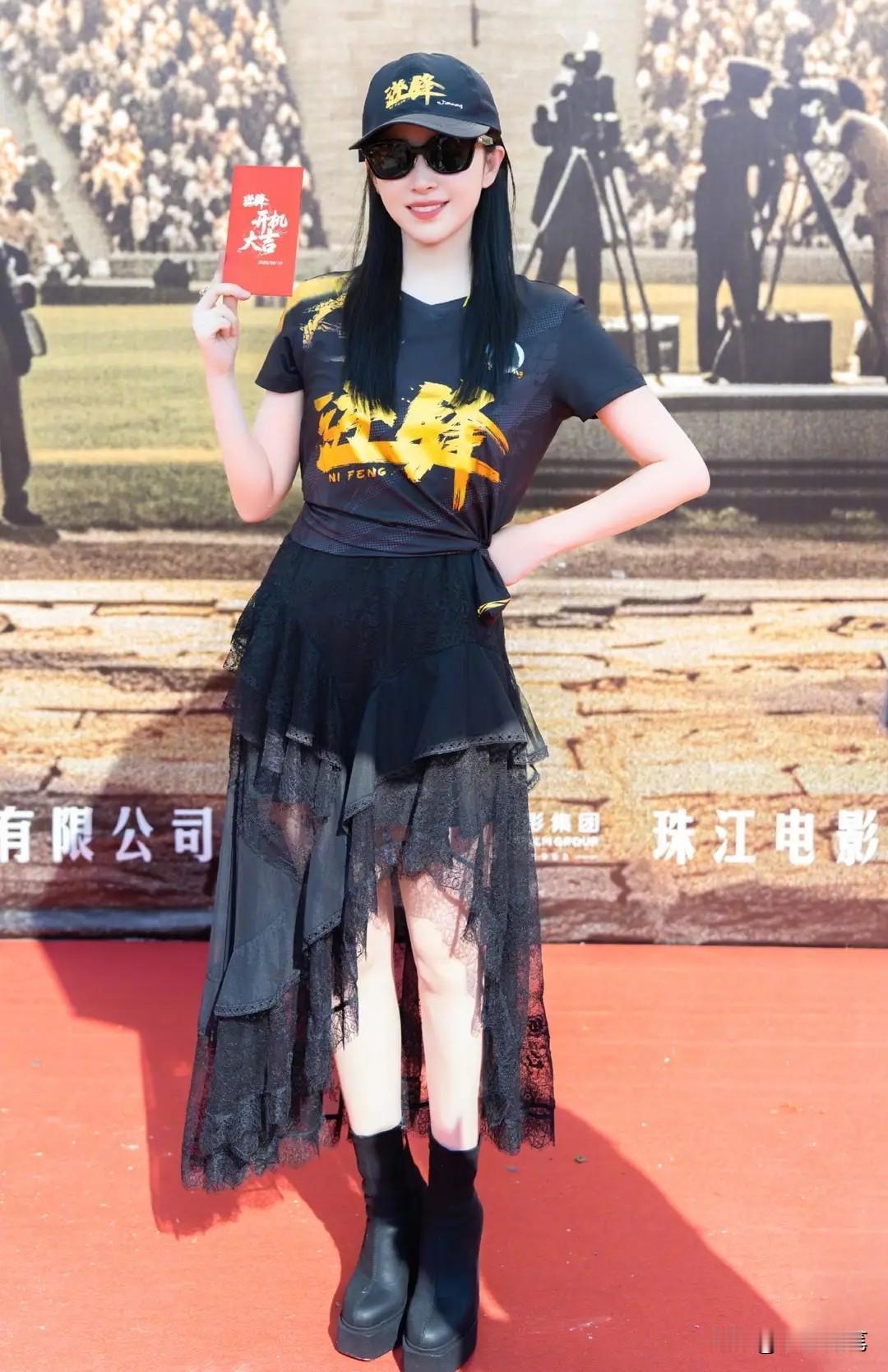 阚清子产后8月火速复出！黑色开叉裙秀美腿，辣妈身材回春零变化

阚清子产后8个月