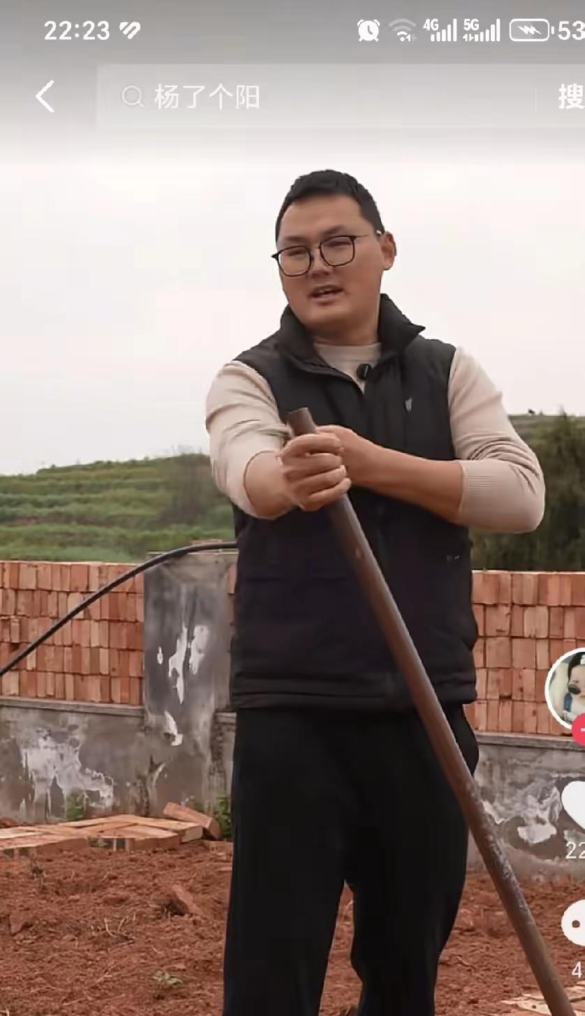 小二娃最近也是迷上了家中他菜园子，这个别墅建得好，建好就找到女朋友了，女朋友对小