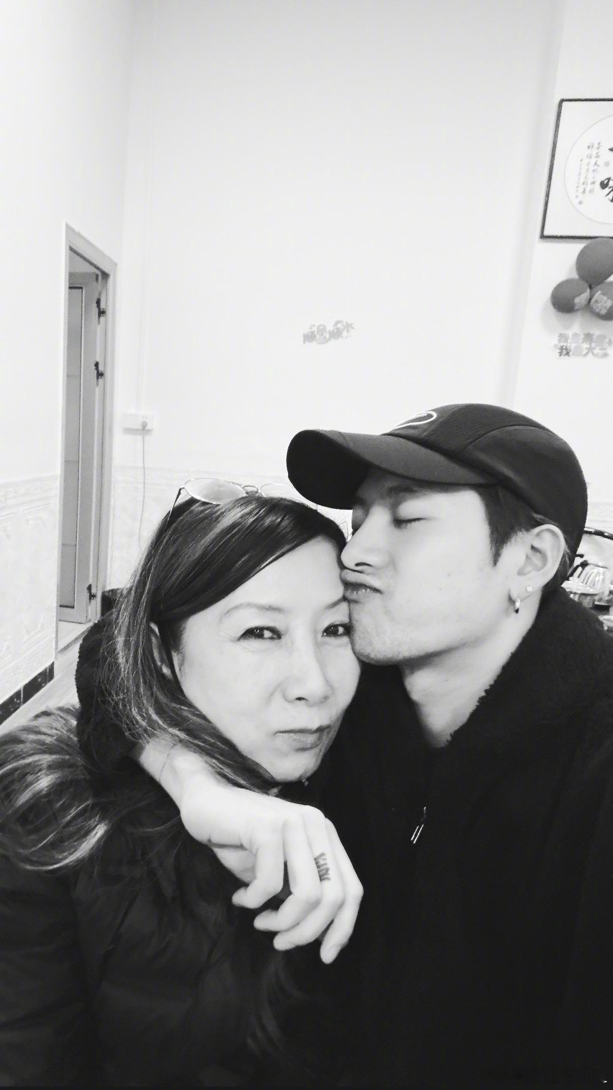 王嘉尔晒和爸妈合影在有爱的家庭长大的孩子 懂感恩 重感情 王嘉尔真的是一个很好很