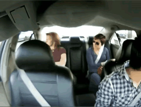 在一场车祸事故中，有没有系安全带的对比。