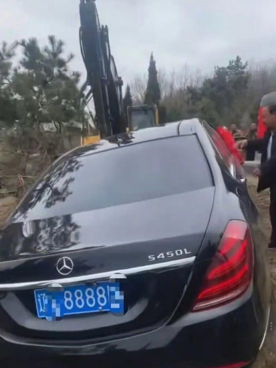 东北老哥还是有钱，也挺会整活。一东北土豪下葬，陪葬了一辆车牌8888的奔驰S45
