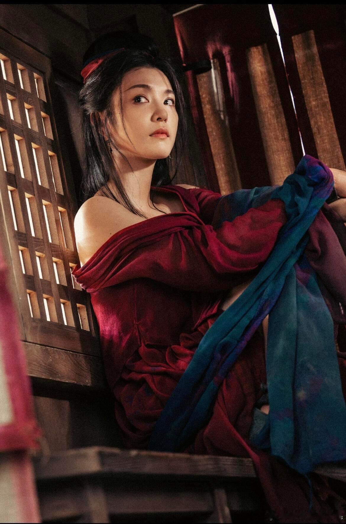 燕子娘火锅里狡猾的宽粉 最戳人的是燕子娘那双清澈又坚定的眼睛✨，在险境迷宫里依旧