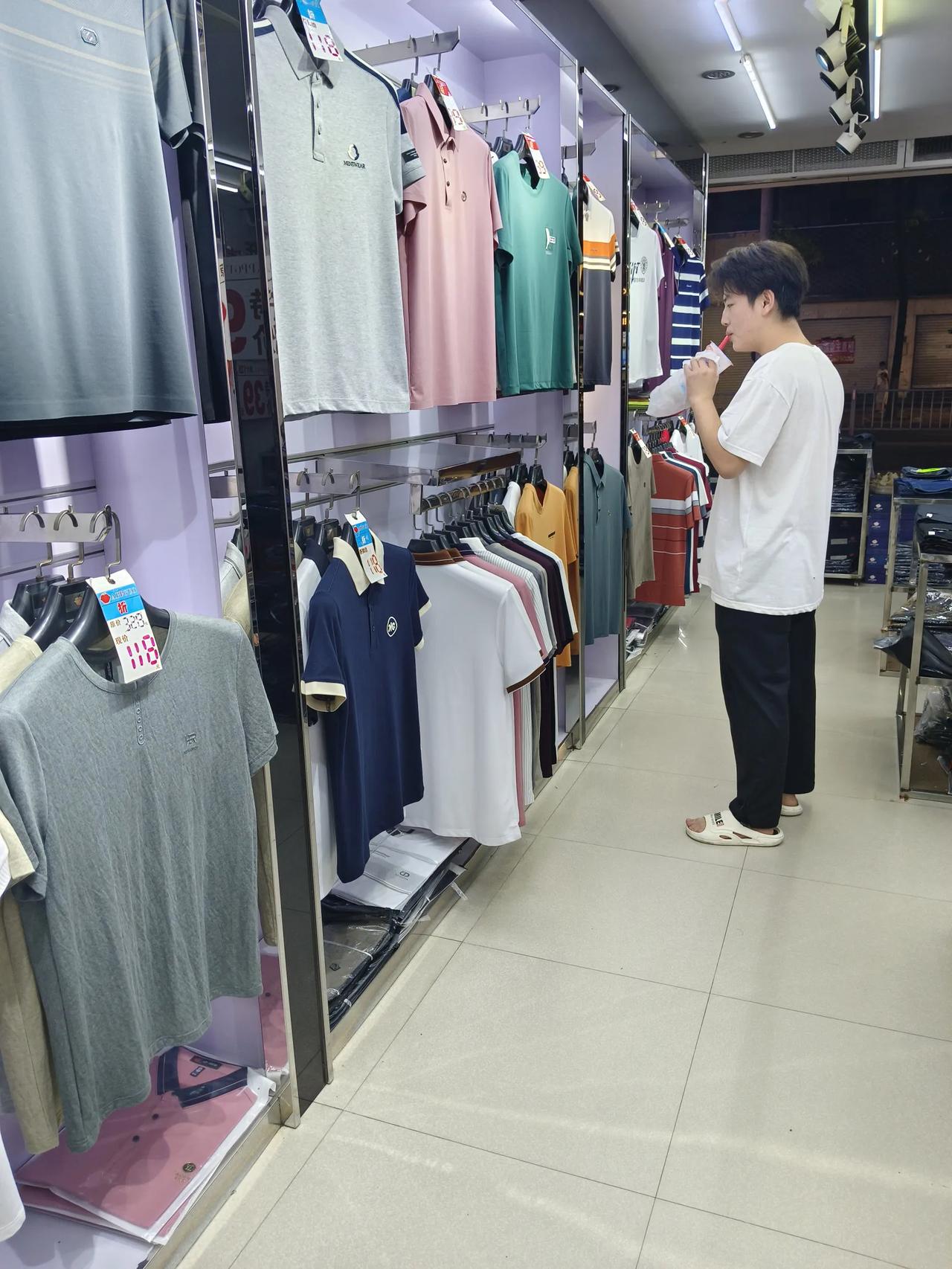 我昨天发现儿子的一件衣服后面烂了个小洞，我就提议出去给他买两件去。

儿子的衣服