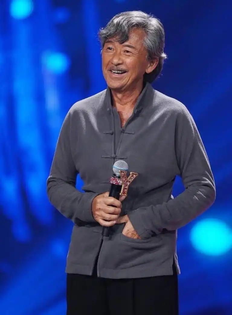 歌手林子祥叶倩文夫妇自曝分房睡，两人相差14岁已婚29年。为了睡个好觉！很多人有