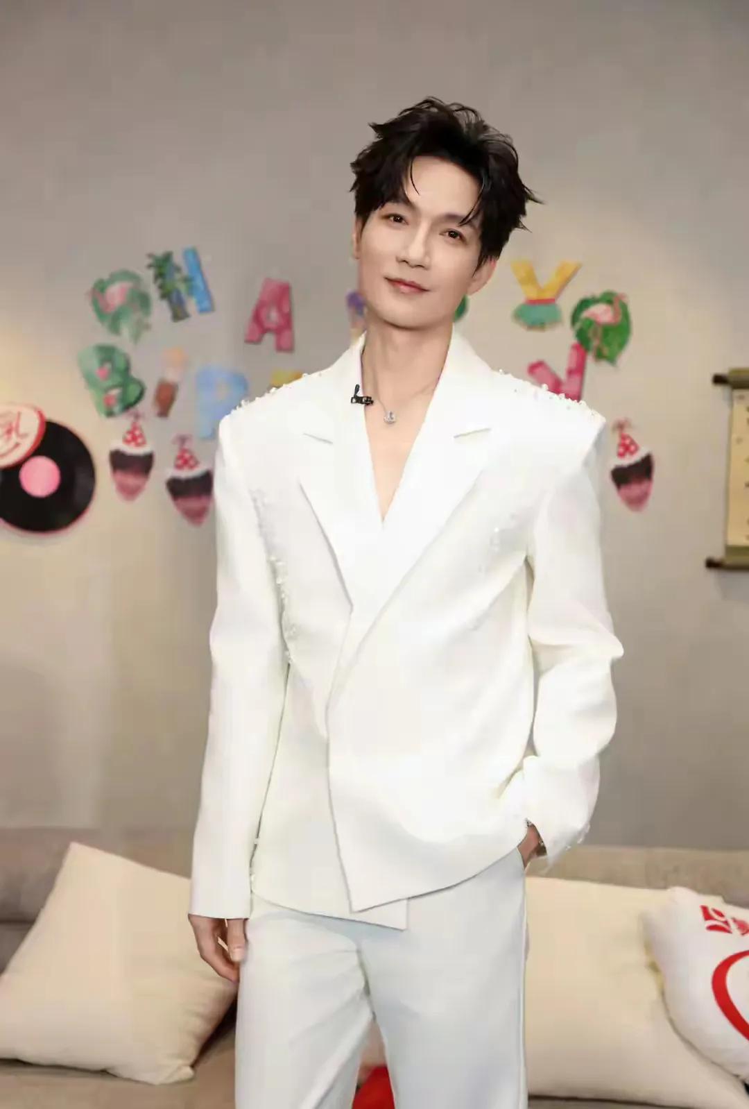 近来在音乐界引发了热烈的讨论。陈楚生身为实力歌手，他的舞台表现力以及情感传递向来