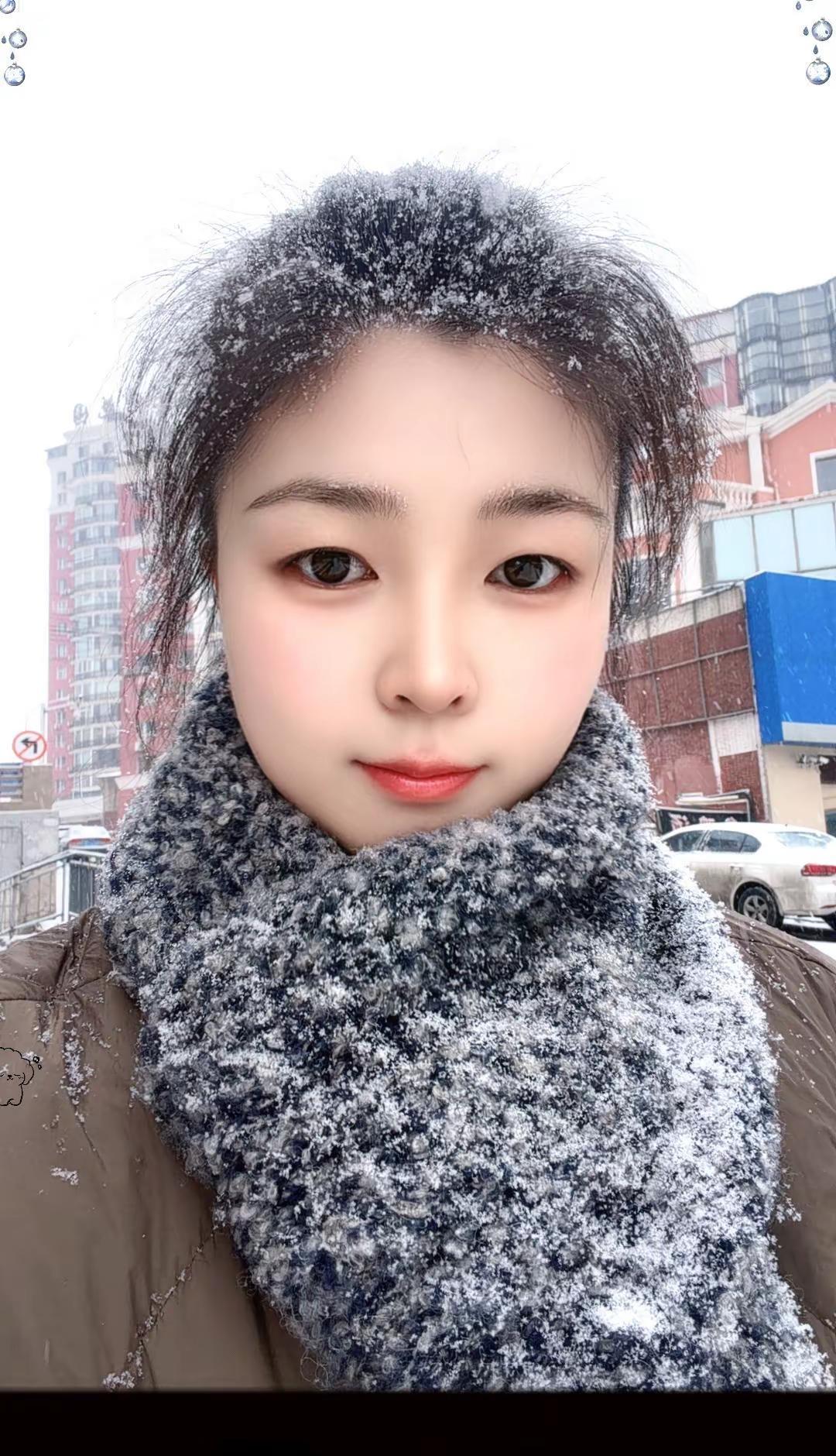 上热门 城市雪景 雪中漫步