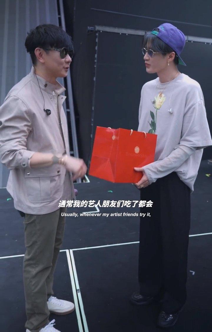 林俊杰给檀健次送蛋糕林俊杰给檀健次送蛋糕，檀健次：我都没有带礼物～还搓搓腿哈哈哈