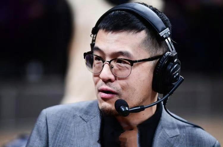 杨毅点评中国男篮知名篮球评论员杨毅在节目中抛出尖锐观点，他认为当下中国男篮的主要