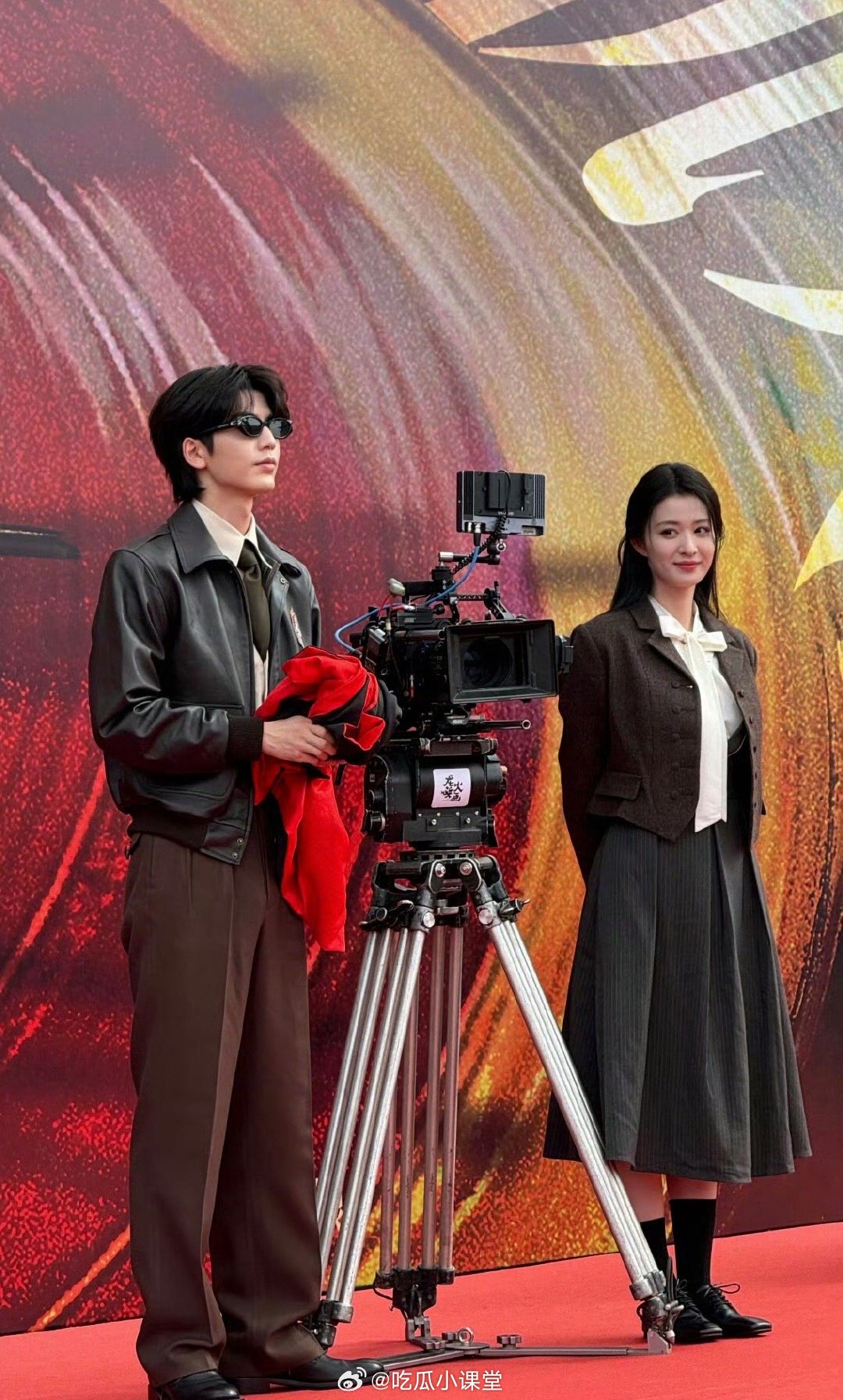 张凌赫王楚然 男帅女美在过火的开机现场看到了张凌赫和王楚然，才知道俊男靓女的正确