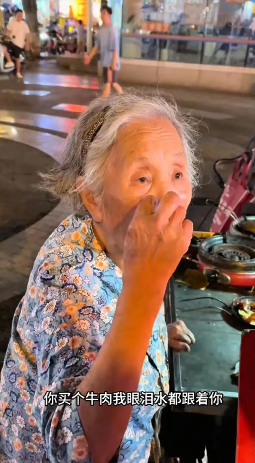看看这位女博主怎样激怒蛋烘糕婆婆的。
女博主问婆婆，你今年多大了，婆婆反问你买不