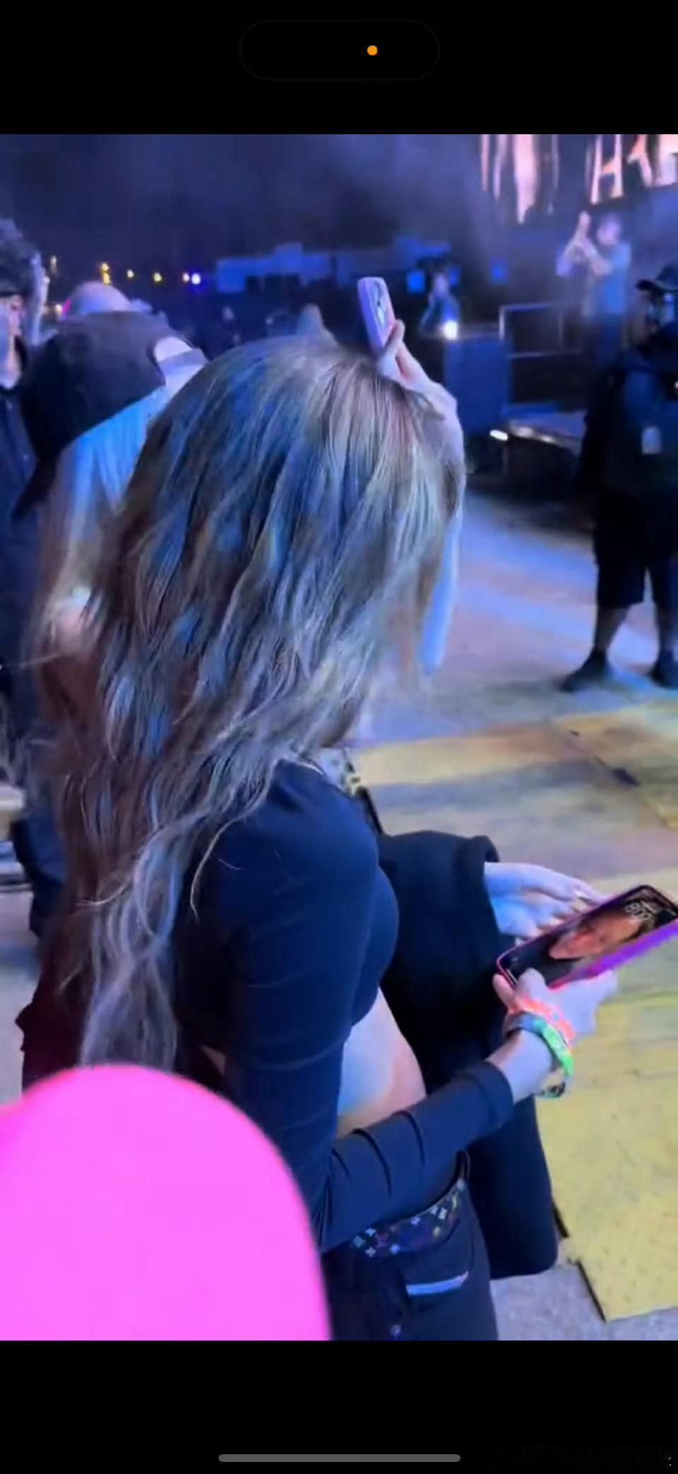Lisa手机壁纸是LV三公子 Lisa手机壁纸是LV三公子，也很正常吧！小情侣谈